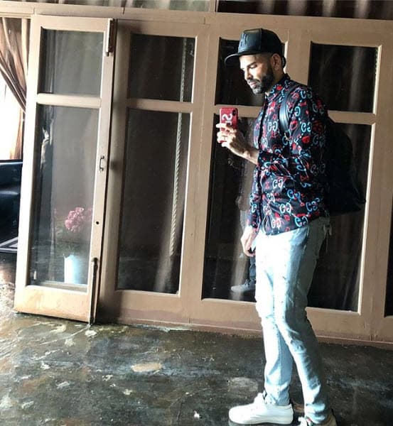 En las redes sociales es común ver a Jomari vistiendo camisas con patrones, jeans rotos, tenis y gorras.