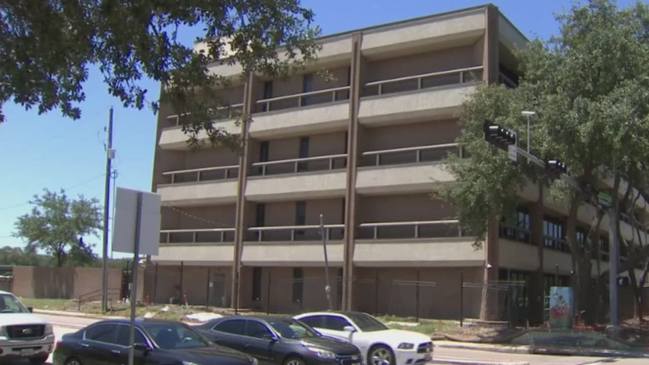 El nuevo 
<b><a href="https://www.univision.com/temas/consulado-de-mexico">consulado de México </a></b>cuenta con más estacionamiento para la comunidad y un espacio para realizar eventos, indicó la cónsul Kerber.