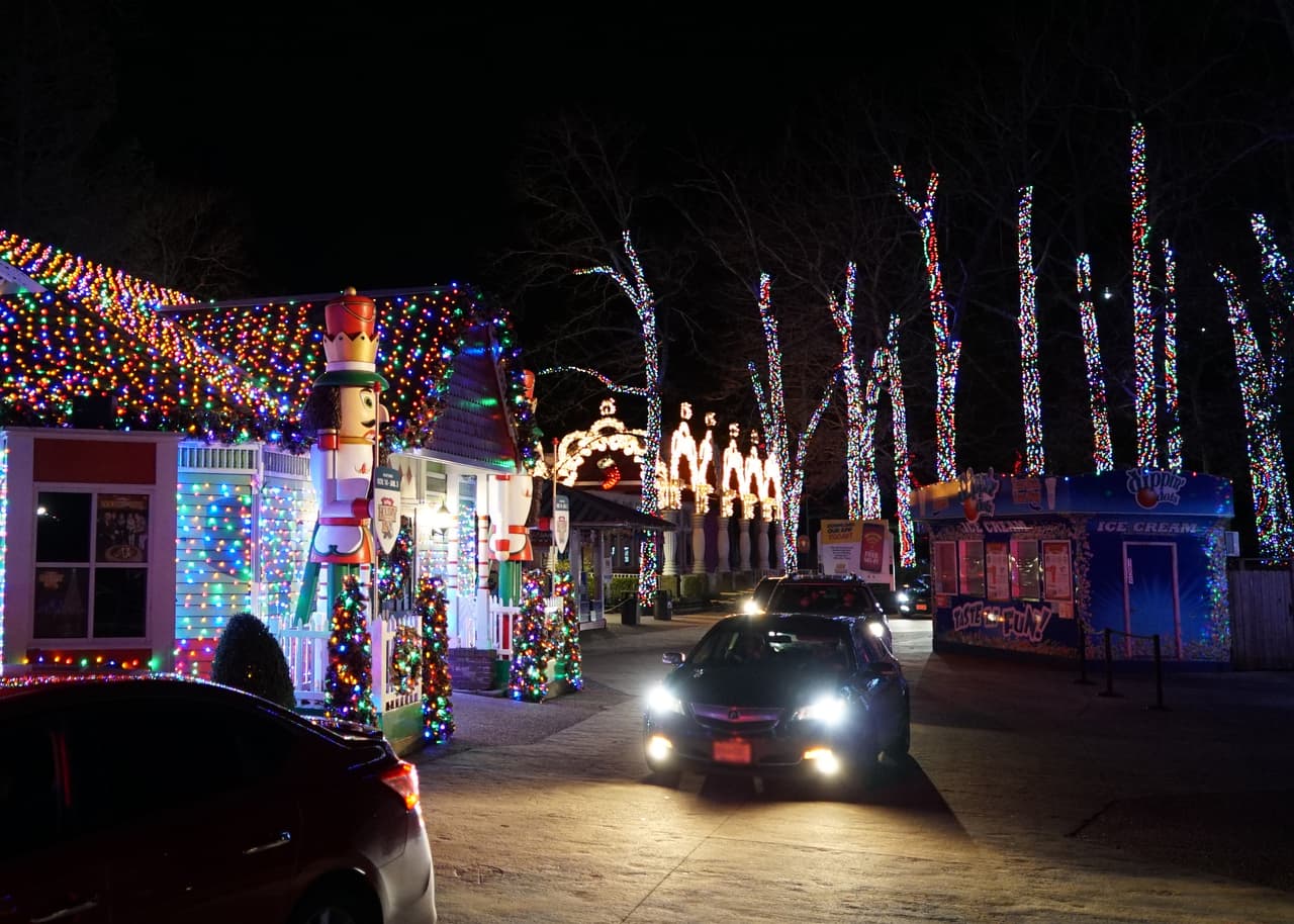 Por primera vez en su historia, Six Flags Great Adventure, ofrecerá una experiencia navideña desde el auto con más de un millón de luces, temática y música festiva.
<br>