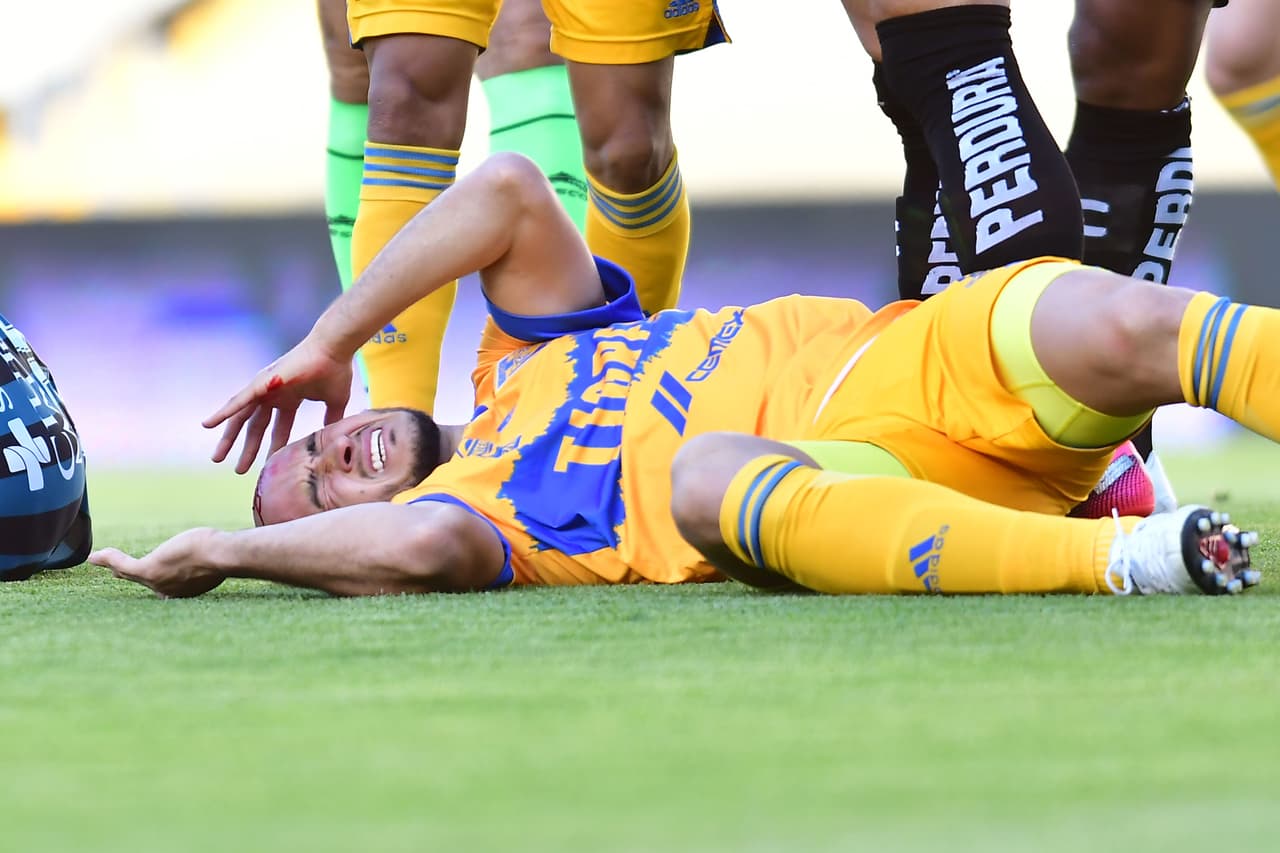 González se llevó la peor parte y debió jugar el resto del partido con un gorro.