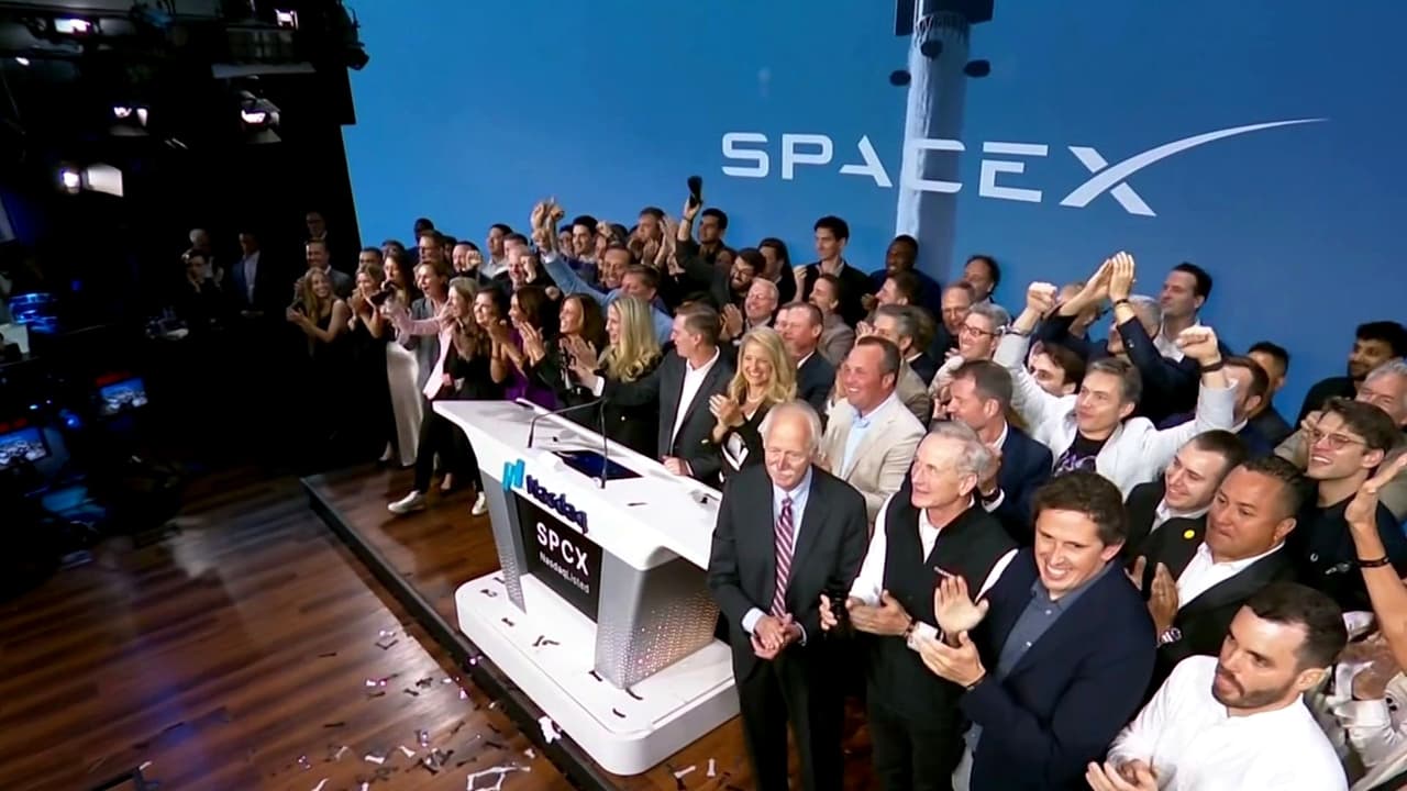 Riqueza de Elon Musk: SpaceX hace historia en la Bolsa mientras Brownsville debate su impacto social