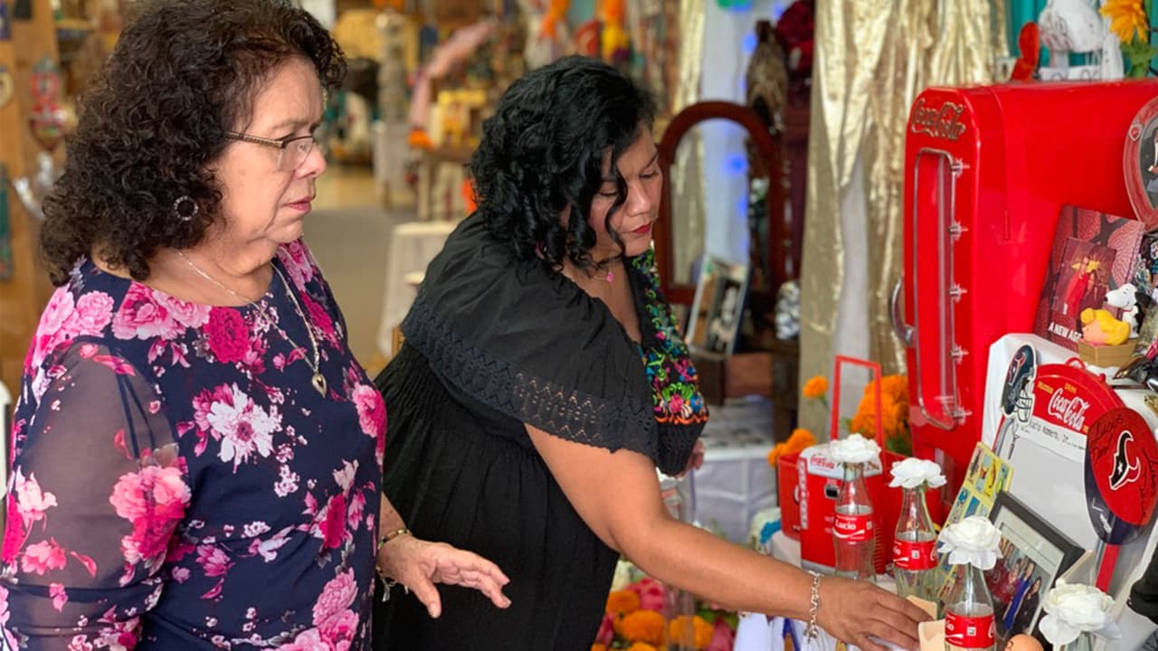 Las ofrendas de los altares deben llevar cuatro elementos importantes que son agua, tierra, viento y fuego.
