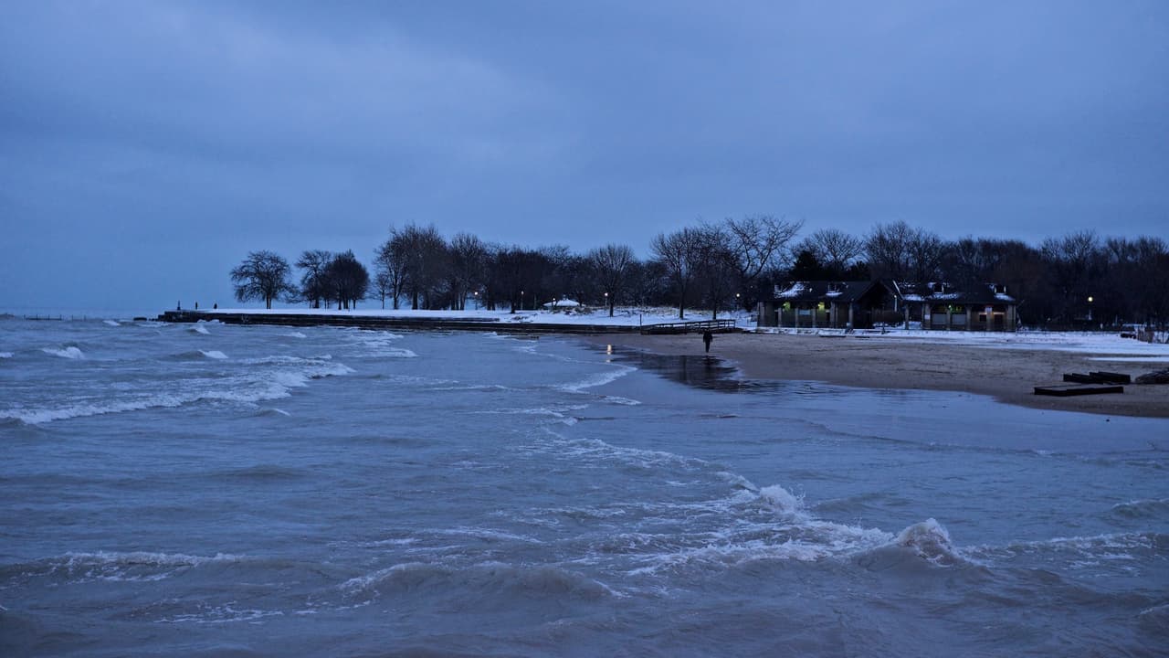 El viento continuó fuerte en el área, provocando un fuerte oleaje.