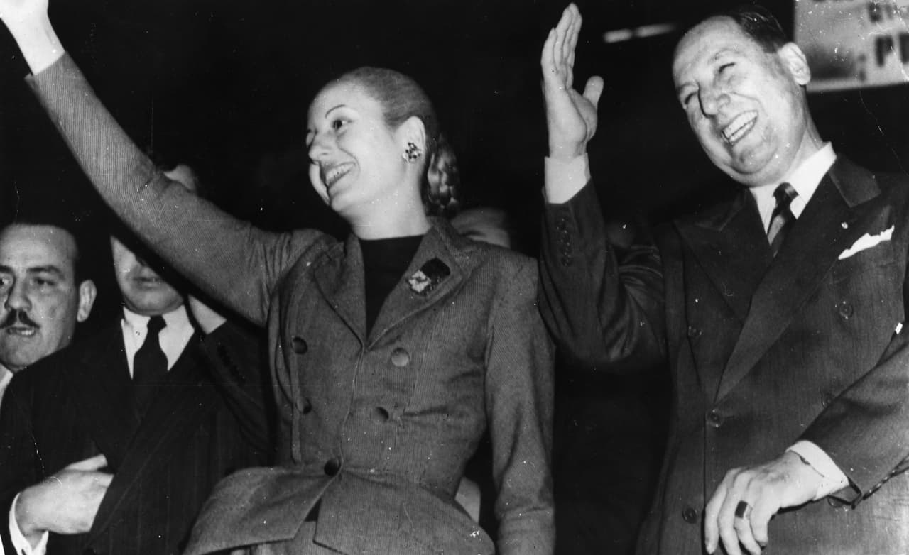 Fue la fundadora del Partido Peronista Femenino y de la Fundación Eva Perón, que hacía obras benéficas. Se proyectaba con una líder y una protectora de los "descamisados", como le llamaba cariñosamente a la clase obrera. 
<br>
<br>Su personalidad generaba rechazo en las élites que desconfiaban y temían el alcance popular de su influencia. 
<br>