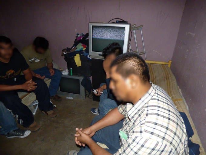 Las autoridades también alertan que las personas que vigilan estas guaridas también se dedican al secuestro, robo, abuso físico y agresiones sexuales de los inmigrantes que reciben.