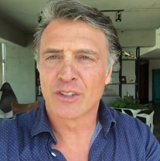 Durante una entrevista para el programa 'Intrusos' transmitida el pasado 1 de marzo, el actor de origen argentino reveló detalles de su separación de la madre de sus hijas Azul y Mía.