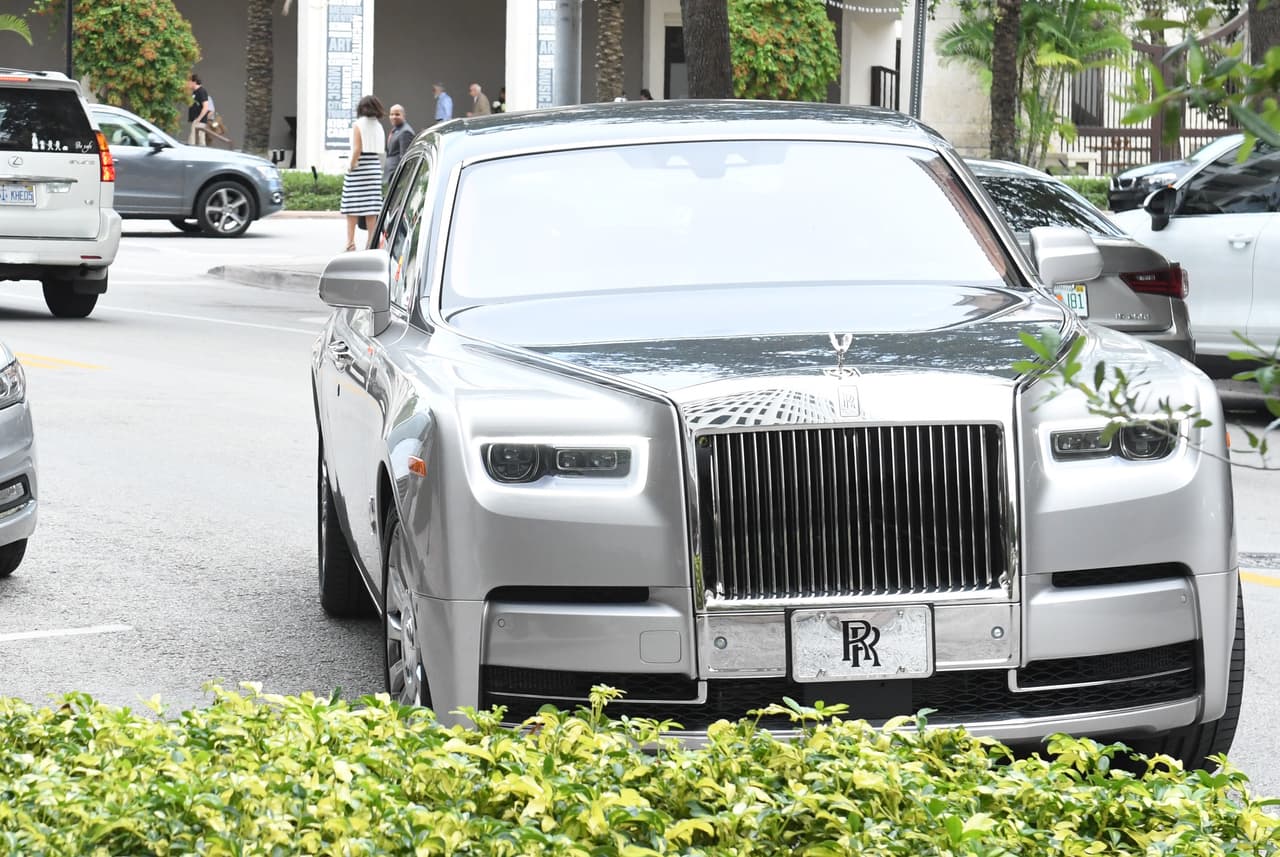 Por ejemplo, 'La Diva del Bronx' se transporta en autos Rolls Royce, como este increíble modelo Phantom.
