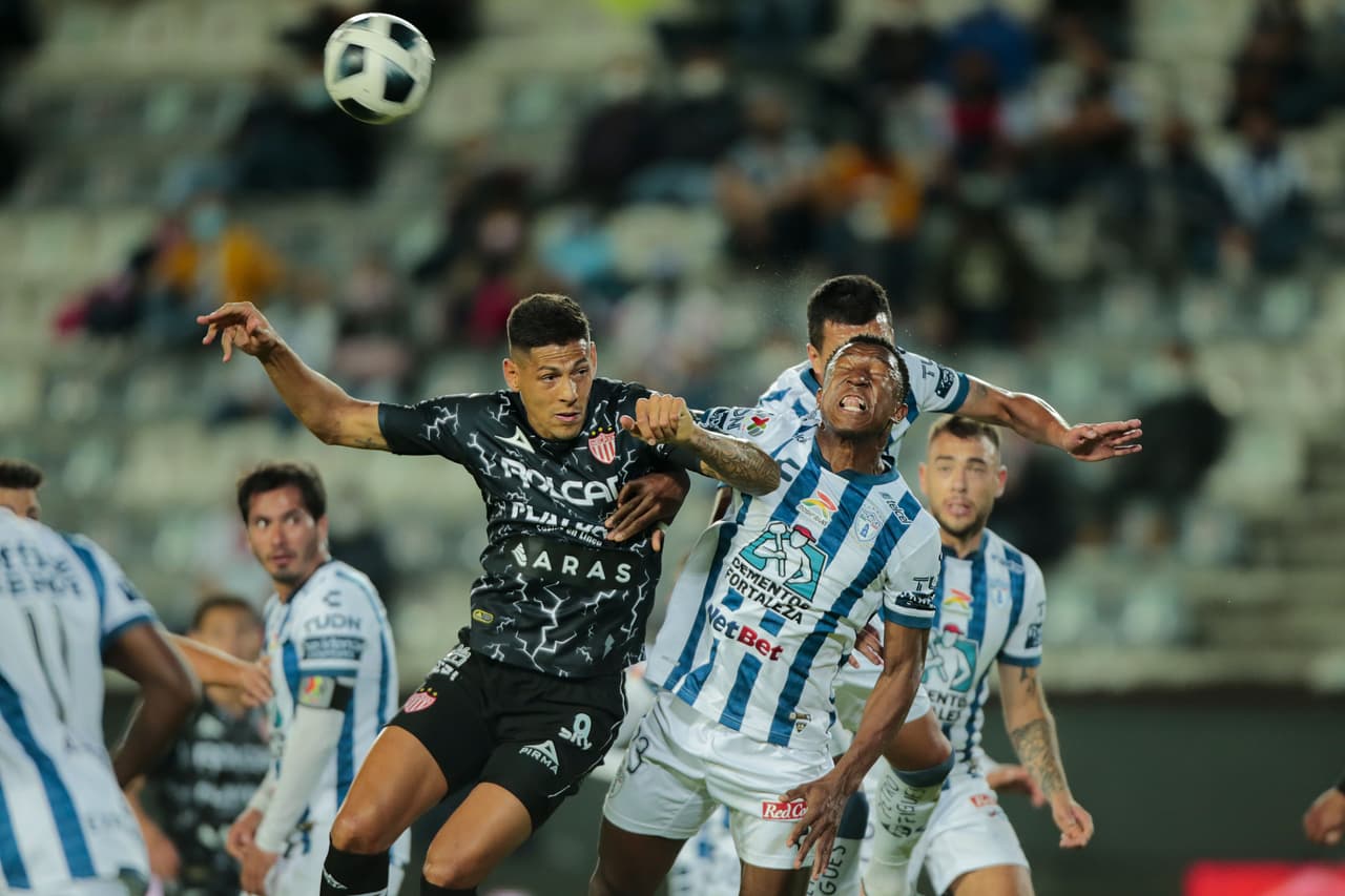 Aviles Hurtado se vuelve a encontrar con el gol y Pachuca consigue tres vlaliosas unidades.
