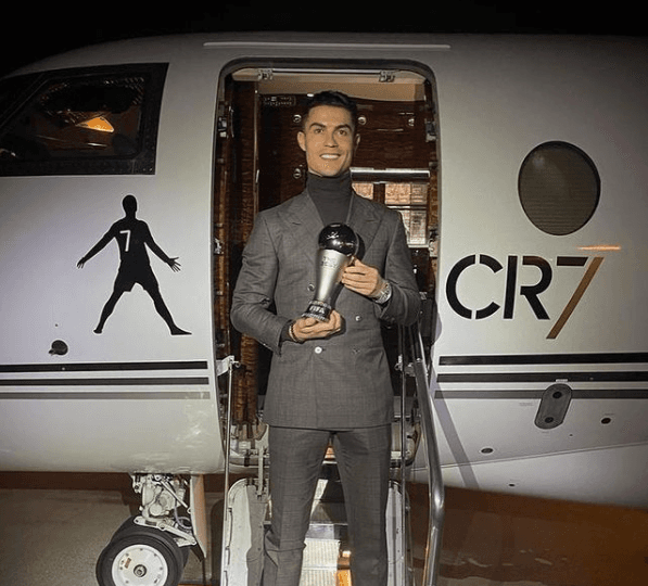 El avión privado que más usan Cristiano Ronaldo y Georgina Rodríguez es el Gulfstream G200. Al parecer, al futbolista le gusta tanto que lo personalizó con un ‘CR7’ y una silueta suya en la puerta. ¿Qué te parece el detalle? 
<br>
