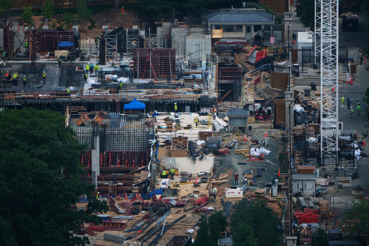 Las obras del nuevo salón de baile de la Casa Blanca avanzan en el lugar que ocupaba el Ala Este del complejo presidencial, en Washington D.C. La construcción forma parte de la transformación impulsada por el presidente Donald Trump.