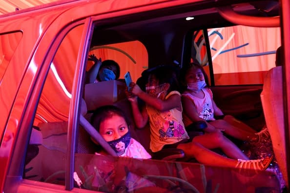 Para saber dónde está el centro de vacunación más cercano a tu vivienda, entra en este
<b><a href="http://publichealth.lacounty.gov/acd/ncorona2019/vaccine/hcwsignup/Spanish.htm" target="_blank">enlace</a></b>
<a href="http://publichealth.lacounty.gov/acd/ncorona2019/vaccine/hcwsignup/Spanish.htm" target="_blank">.</a>