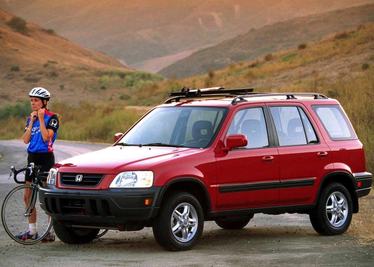 Y por último, en la 
<b>décima posición</b>, está la única SUV de la lista, la 
<b>Honda CR-V</b>. De este modelo fueron reportadas 
<b>10,094 unidades robadas</b>, siendo la edición preferida por los ladrones la de 2001, con 1,394 unidades.