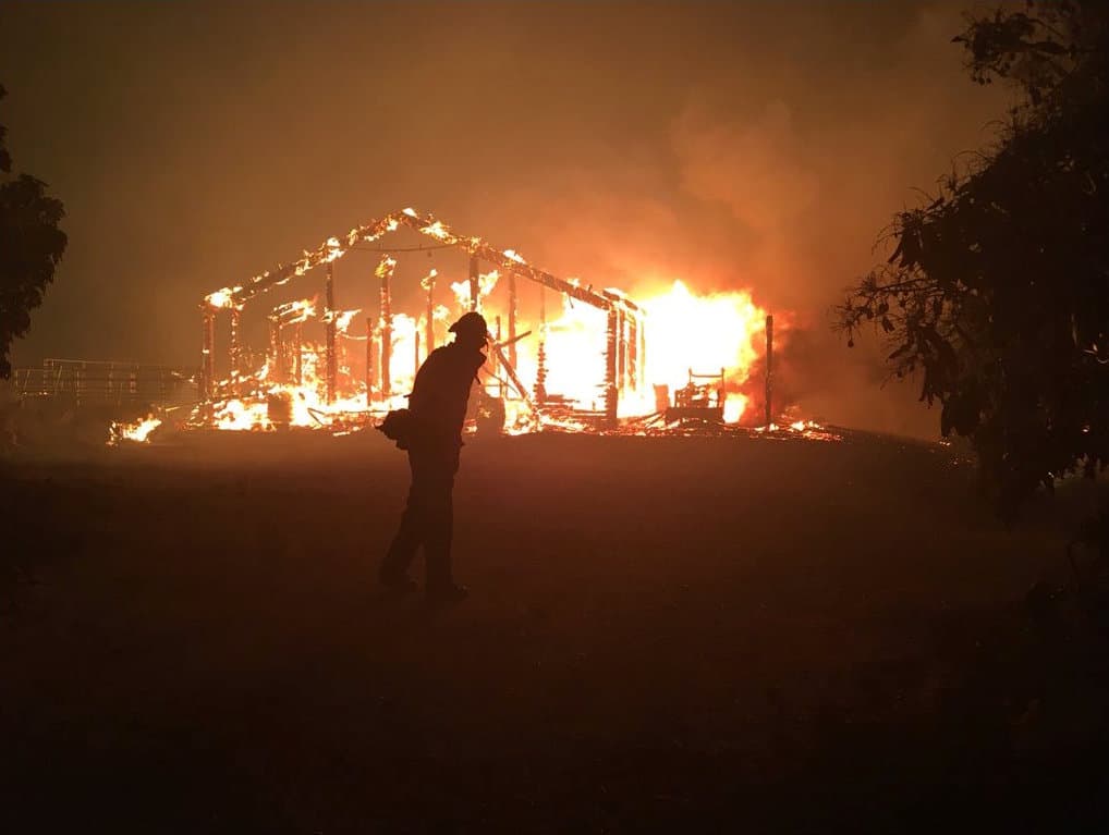 Una casa se ve reducida a cenizas por los incendios incontrolables en Goleta, California. 
<b>Mike Eliason / Santa Barbara County Fire</b>