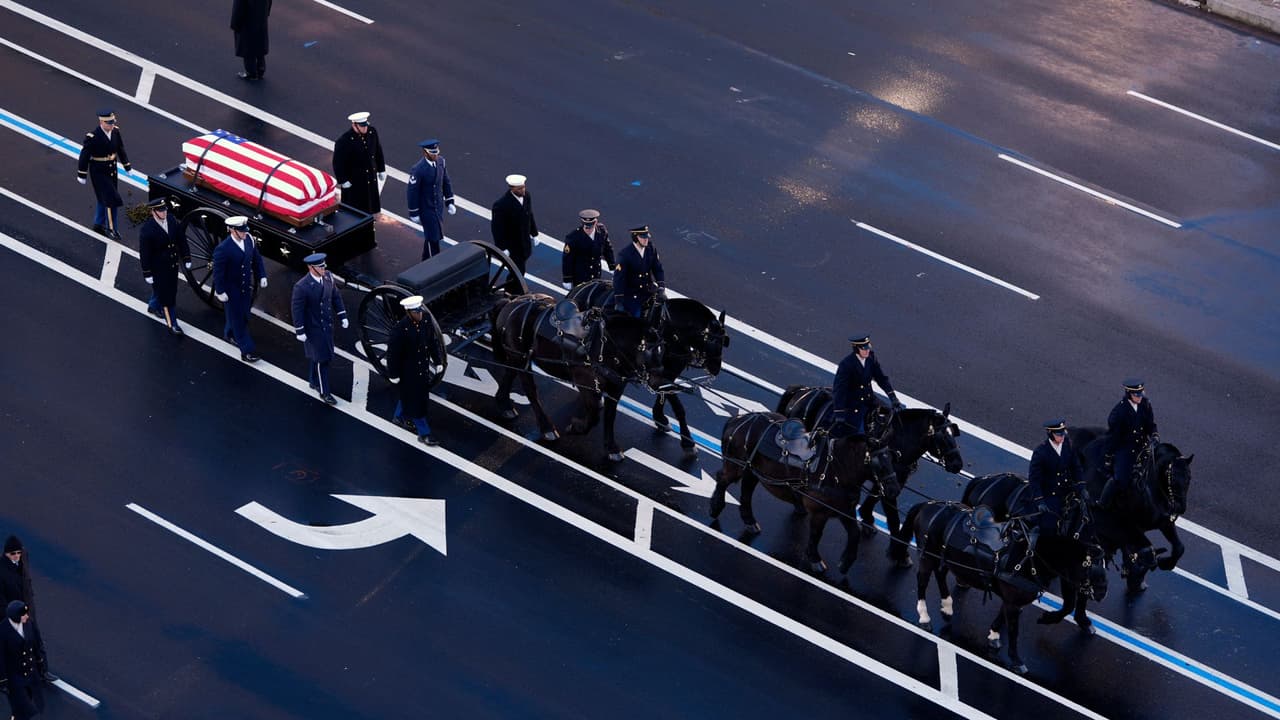En una carroza y con la música que él eligió: así recorrió Washington DC el féretro de Jimmy Carter