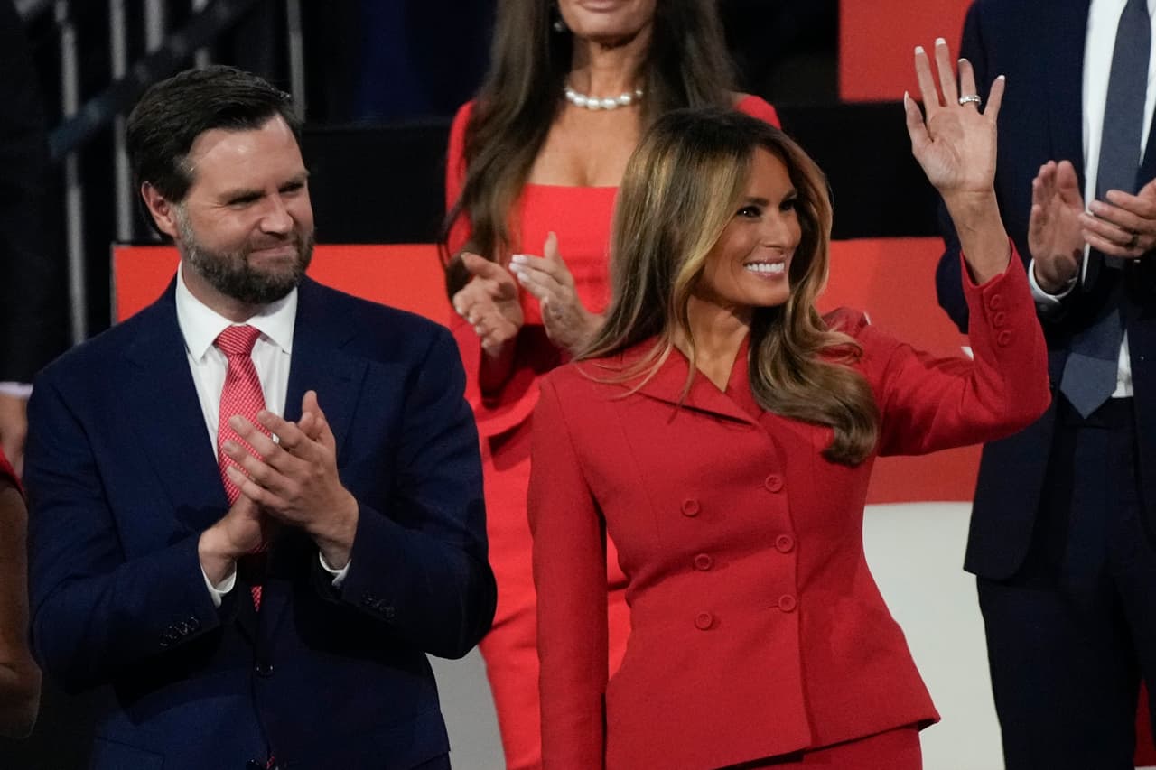 Melania Trump junto a JD Vance, el compañero de fórmula de su esposo.