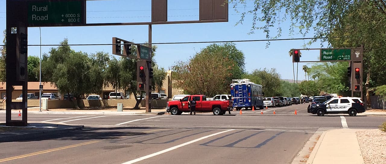 El hombre llegó armado a una farmacia Walgreens en busca de fármacos y luego se atrincheró en una Casa de Ancianos.