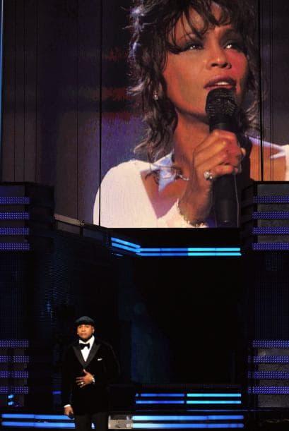 La ceremonia de los premios GRAMMY se volvió emotiva al recordar a la cantante Whitney Houston.