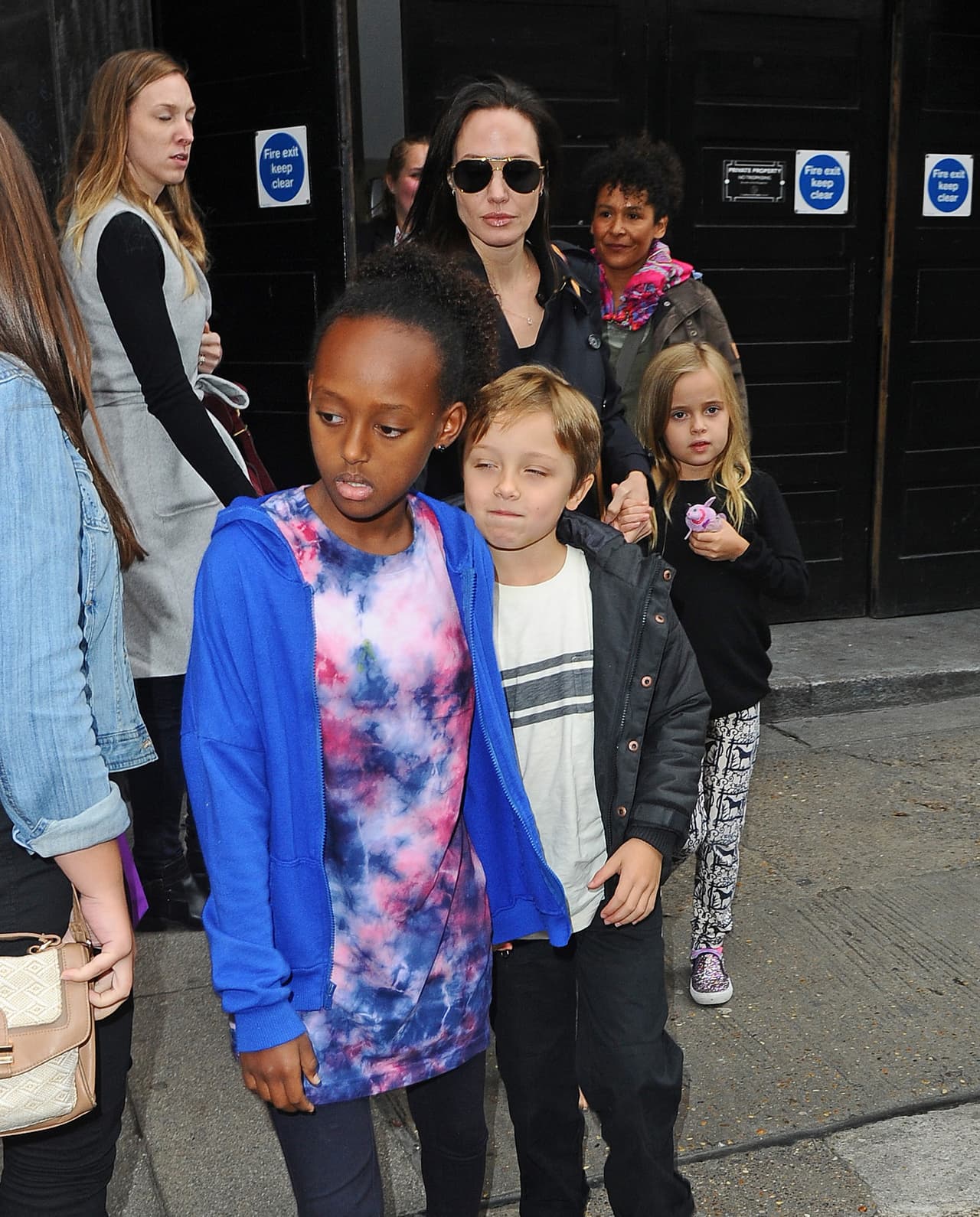 Aquí vemos a Zahara, Knox y Vivienne con su mami.