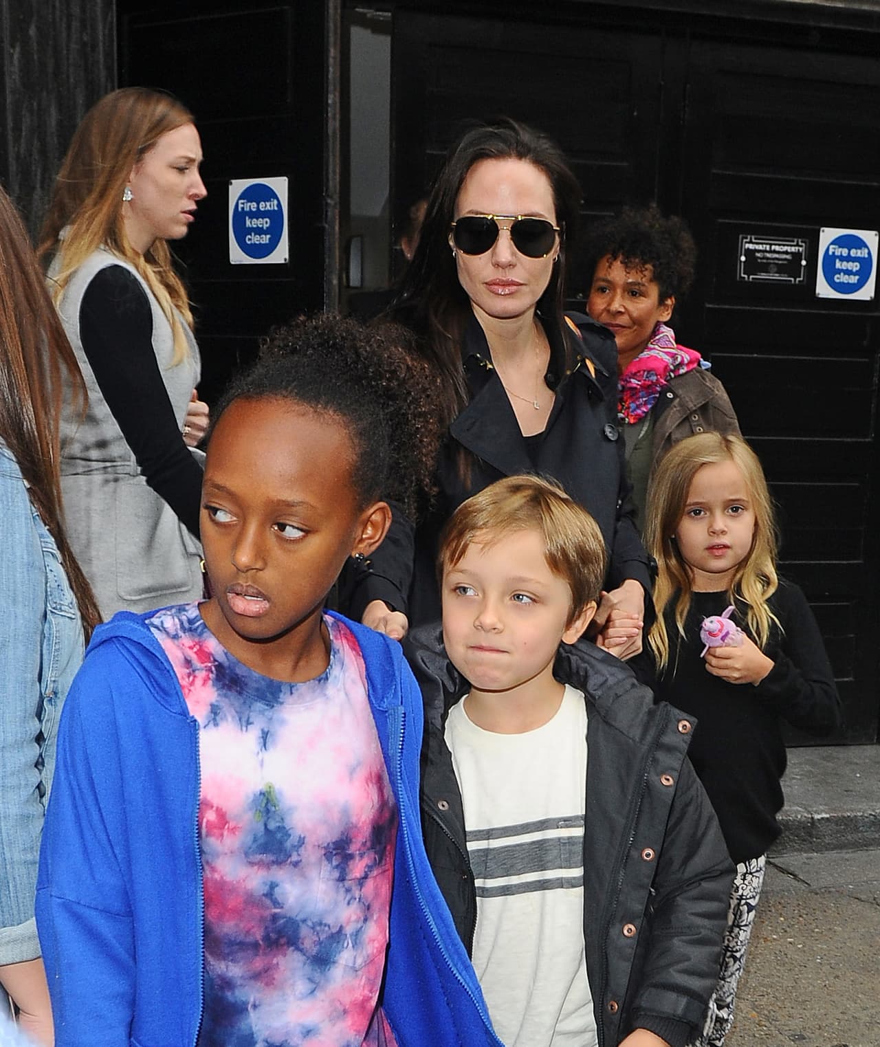 Angelina Jolie y tooodos sus hijos se fueron al teatro.