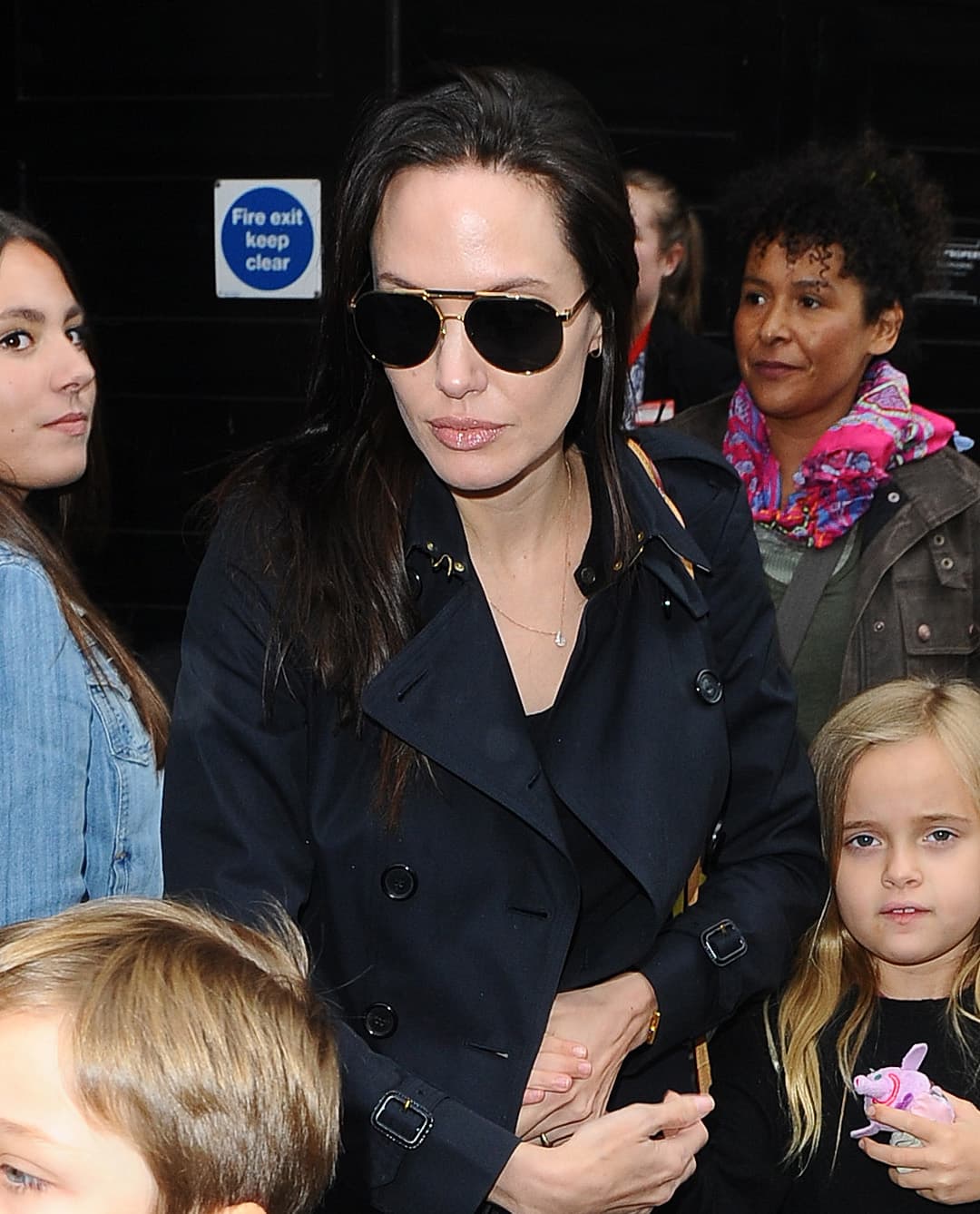 La actriz intentó pasar desapercibida con unas gafas obscuras.