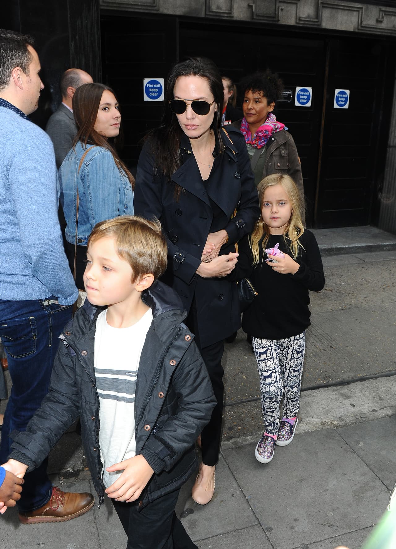 Todos los hermanitos iban tomados de la mano.