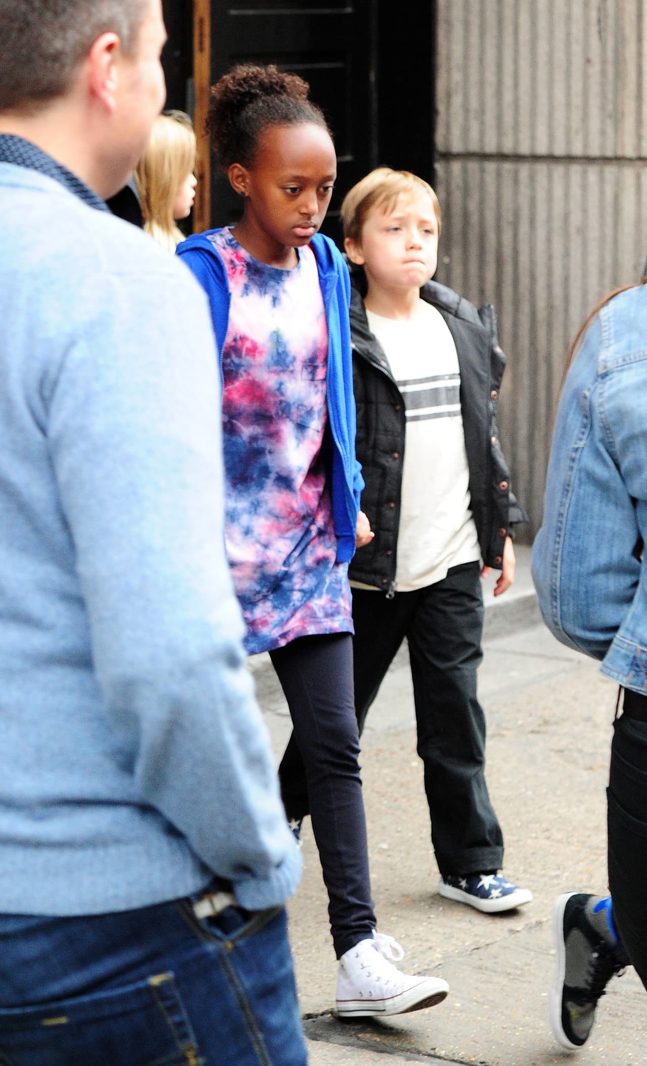 Sus hermanos se han adaptado más rápido a la vida de súper estrellas.