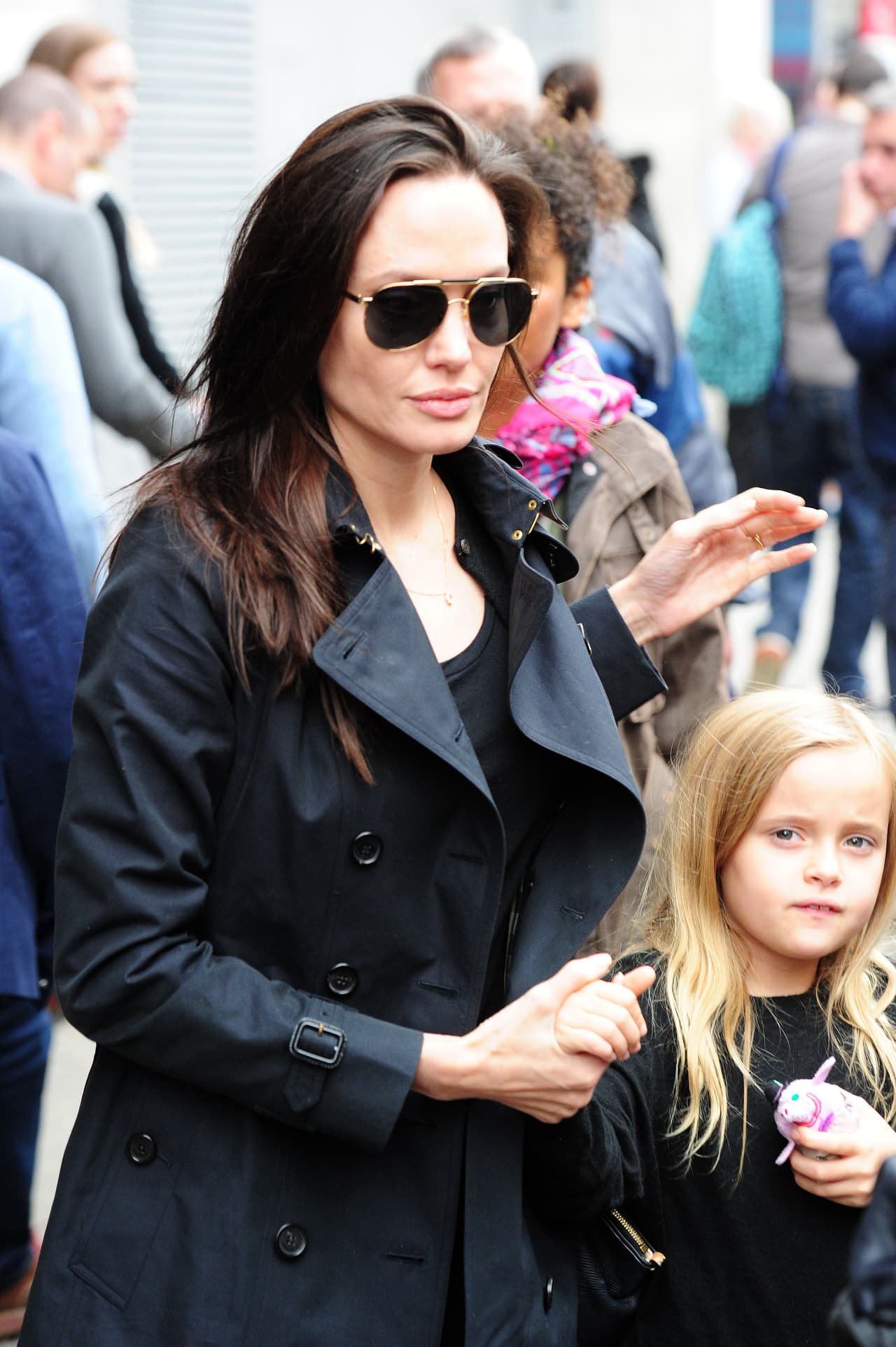 Angie no suelta a su nena.