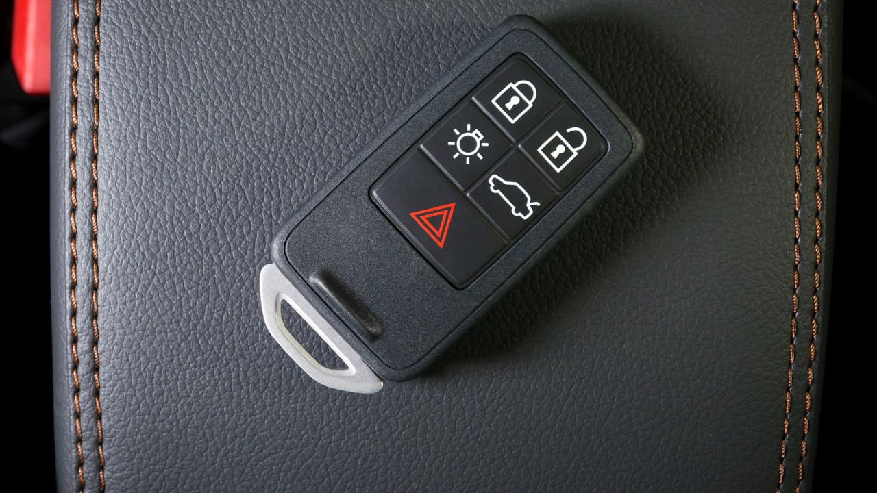 <h3 class="cms-H3-H3">Alternativas para proteger tus llaves inteligentes </h3>
<br>Si tienes un vehículo con sistema de encendido sin llave, 
<b>considera estas opciones</b>: 
<br>
<b>🔒 Usa una bolsa Faraday: </b>Se consiguen en línea por menos de $20. Son bolsitas especiales que bloquean las señales RFID. 
<br>
<b>🧱 Guarda las llaves en una caja metálica: </b>Una simple caja de galletas de hojalata puede servir como escudo. Solo asegúrate de que cierre bien. 
<br>
<b>📍 No dejes las llaves cerca de puertas o ventanas: </b>Entre más lejos estén del exterior, más difícil será para los ladrones captar la señal.