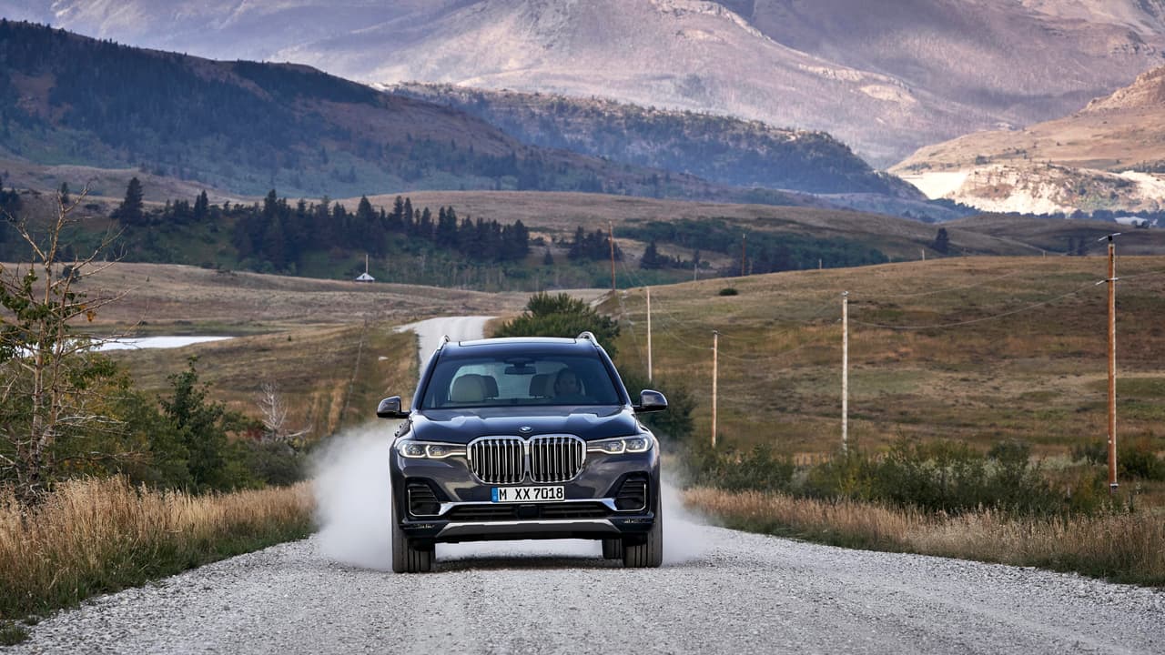 El motor opcional es un
<b> V8 de doble turbo </b>con 4.4 litros de desplazamiento que produce
<b>465 caballos de fuerza</b> y 479 lbs.-pie de torque. Las camionetas equipadas con ese motor serán conocidas como BMW X7 xDrive50i.