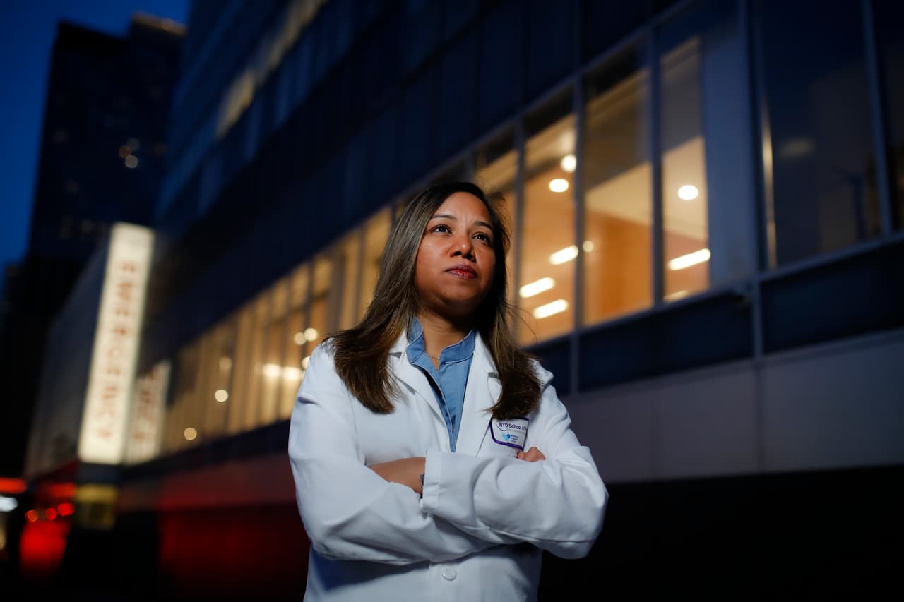 Kamini Doobay, doctora de emergencias en el Centro Médico NYU Langone y el Hospital Bellevue, cuenta su experiencia atendiendo a pacientes con covid-19.