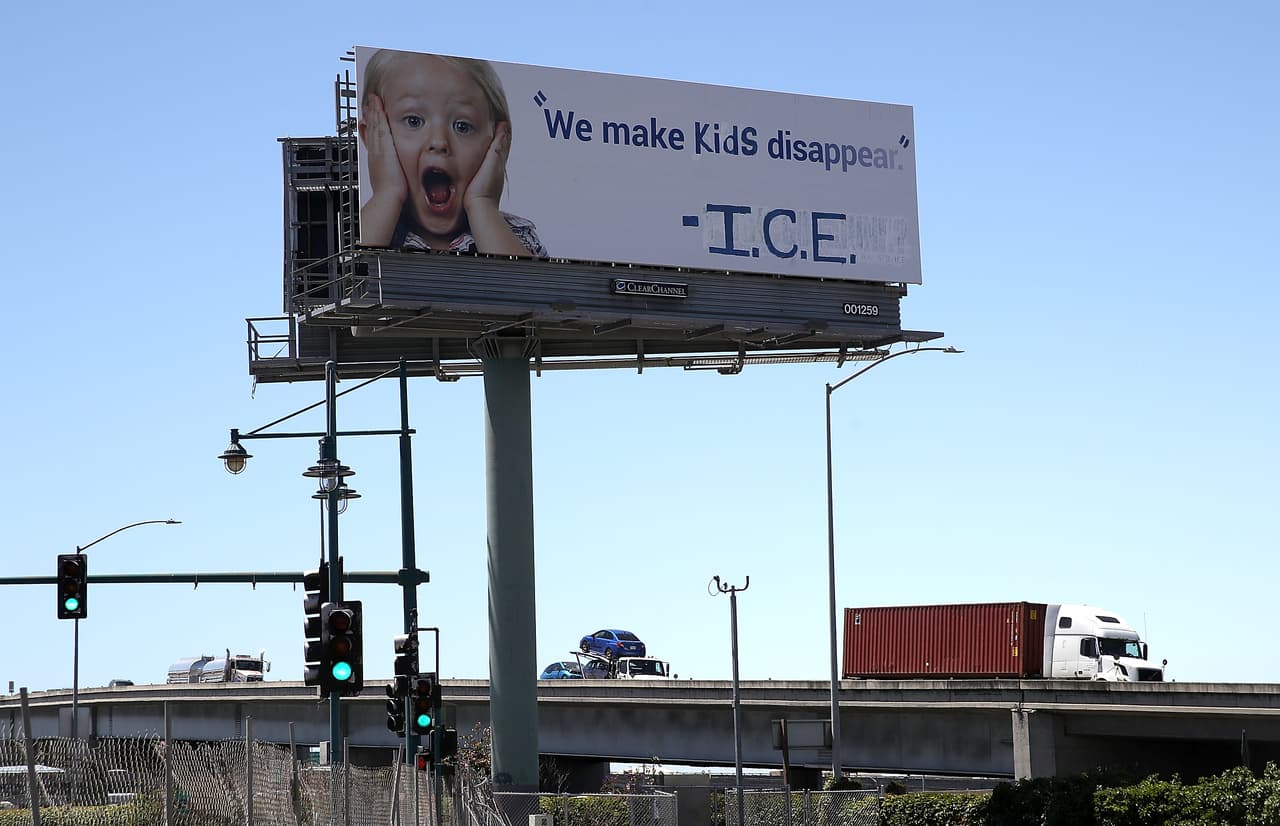 Los conductores y pasajeros que se dirigían a San Francisco notaron a primera hora del jueves algo diferente en la valla publicitaria. Ya no decía: "Hacemos desaparecer los trastos viejos"; ahora el mensaje era: "Hacemos que los niños desaparezcan" y estaba firmado por ICE, la oficina de Inmigración y Aduanas.