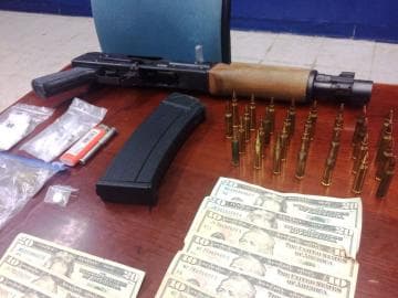 Operativo antidrogas en el área metropolitana permite el decomiso de gran cantidad de armas y drogas y el arresto de 14 personas