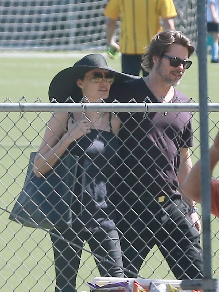 Estas imágenes fueron tomadas en Los Ángeles, mientras visitaban a sus hijas, Shiloh y Zahara, en sus prácticas de fútbol.