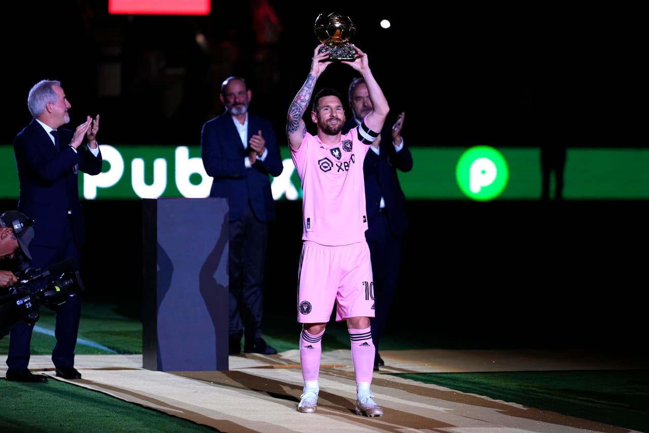 Messi presenta su octavo Balón de Oro en casa del Inter Miami