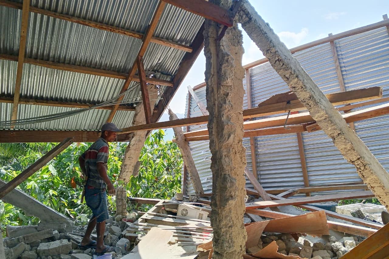 Indonesia emitió una alerta de tsunami e instó a los residentes en la costa a trasladarse a zonas más altas, pero posteriormente la cancelaron cuando la agencia meteorológica indicó que el monitoreo no mostró cambios significativos