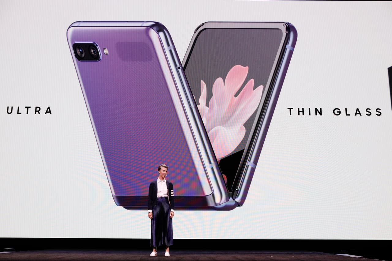 El primer teléfono plegable de Samsung, el Galaxy Fold, salió a la venta en septiembre del año pasado después de una serie de retrasos y reportes de pantallas quebradas.
