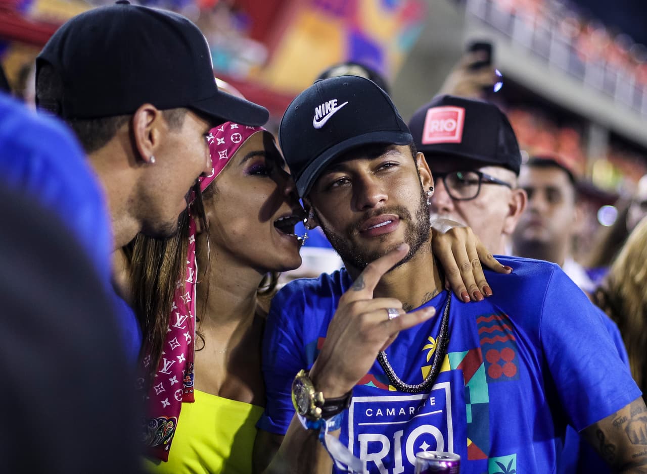 Neymar está en Brasil por la recuperación de su lesión pero ha sido noticia porque en el Carnaval de Bahía se le vio besándose con la cantante Rafaela Porto y ahora, en los últimos días, en el Carnaval de Río con Anitta. Todo mientras el PSG espera su mejoría.
