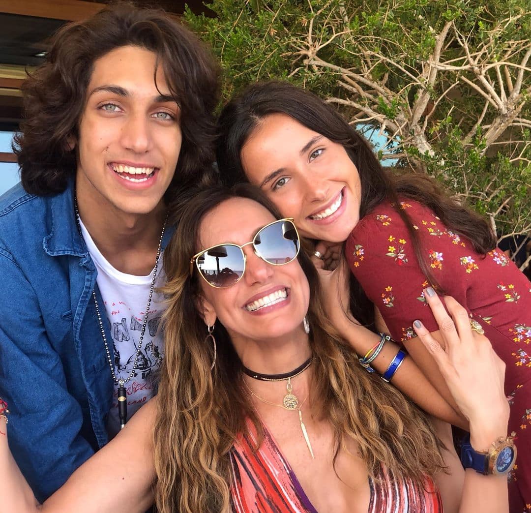 "Reunidos de nuevo, este hijo mío no sabe cuánto lo extraño" escribió la conductora en el pie de foto de esta imagen, en donde también expresa el cariño que le tiene a la hija de Alan Tacher: "Y mi hija adoptada Hannah Tacher que la quiero".