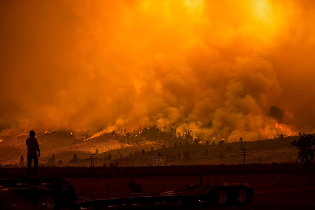 El fuego, bautizado como "River" y que quema en el condado de Mariposa, ya lleva más de 3,200 hectáreas calcinadas y ha destruido cinco construcciones, informó en una rueda de prensa este lunes el portavoz del Departamento Forestal y de Protección contra Incendios de California (
<a href="https://www.fire.ca.gov/" target="_blank">Cal Fire</a>) , Jaime Williams.