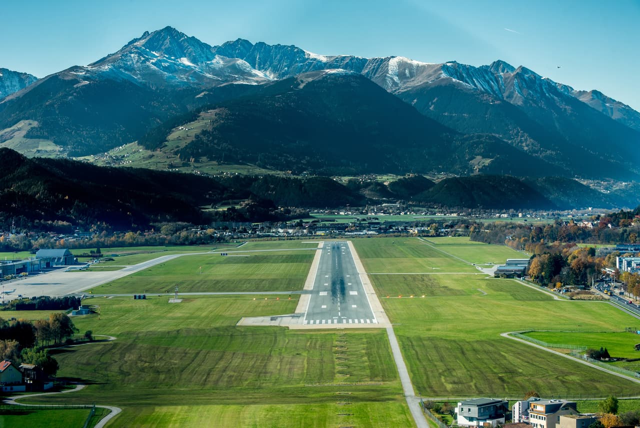 <b>Innsbruck</b>
<br>
<br>Este aeropuerto austríaco está rodeado de montañas que los aviones deben sortear para descender hacia el valle donde está la pista. Hay garantía de una aproximación espectacular, especialmente durante el invierno cuando los picos están cubiertos de nieve.
<br>
<br>Cualquiera de los dos lados del avión es bueno, pero desde el izquierdo puede ver una serie de pueblos interesantes en las montañas.
<br>