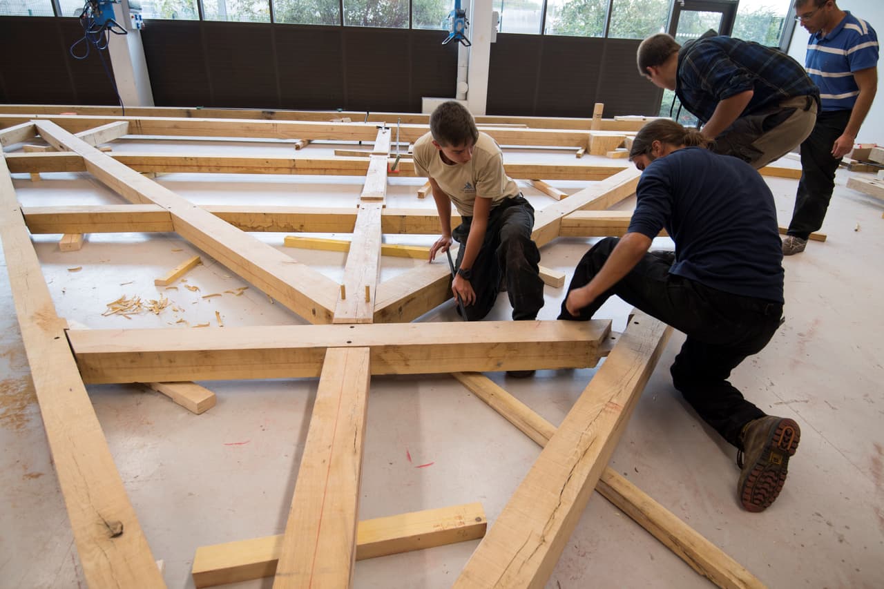 <b>Carpintero: </b>Aparte de cortar materiales de madera, los carpinteros también realizan cálculos que van desde matemáticas simples hasta fórmulas trigonométricas para hacer el trabajo. 
<br>Los trabajos en este sector pagan desde 20,100 dólares hasta 49,520 dólares al año.