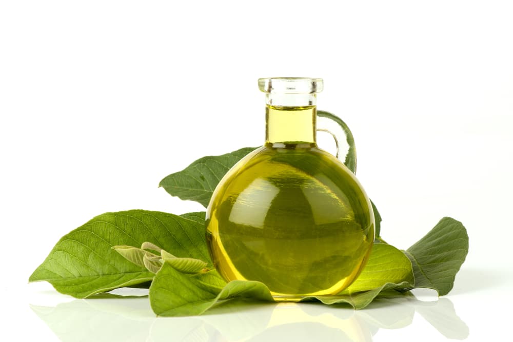 Entrando en terrenos más esotéricos, hay quienes creen que si mascas unas cuantas hojas de guayaba, aumenta la virilidad y la sexualidad masculina, puesto que al parecer es eficaz en el aumento de la producción de esperma.