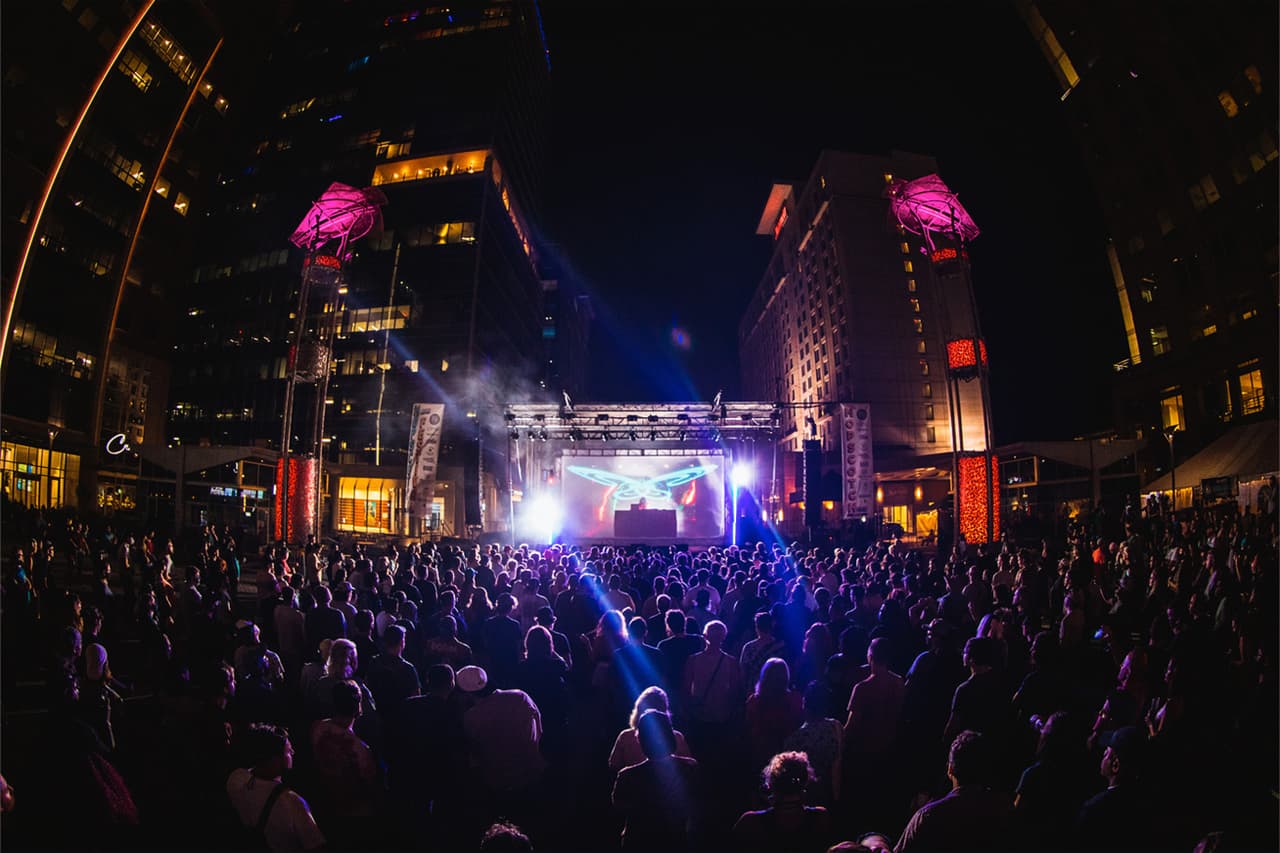 <b><a href="https://hopscotchmusicfest.com/">Hopscotch Music Festival (8 al 10 de septiembre)</a>.</b> Tres días, casi 150 bandas, 12 lugares en el centro de Raleigh, 50 fiestas diurnas totalmente gratuitas y 25 000 fanáticos: no es de extrañar que Hopscotch Music Festival sea nombrado una y otra vez uno de los eventos musicales imperdibles de Estados Unidos.