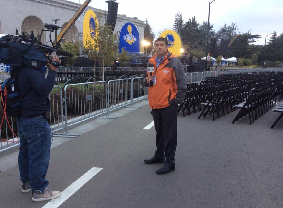 Las calles de Oakland se vistieron de amarillo y azul para festejar la victoria de los Golden State Warriors, quienes se coronaron campeones de la NBA, tras 40 años de buscar el campeonato. Miles de fanáticos abarrotaron la ruta, de 2 millas, para ver a los jugadores de los Warriors y celebrar junto a ellos la victoria.