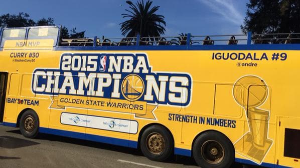 Las calles de Oakland se vistieron de amarillo y azul para festejar la victoria de los Golden State Warriors, quienes se coronaron campeones de la NBA, tras 40 años de buscar el campeonato. Miles de fanáticos abarrotaron la ruta, de 2 millas, para ver a los jugadores de los Warriors y celebrar junto a ellos la victoria. (Imagen de Twitter)