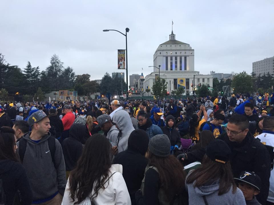Las calles de Oakland se vistieron de amarillo y azul para festejar la victoria de los Golden State Warriors, quienes se coronaron campeones de la NBA, tras 40 años de buscar el campeonato. Miles de fanáticos abarrotaron la ruta, de 2 millas, para ver a los jugadores de los Warriors y celebrar junto a ellos la victoria.