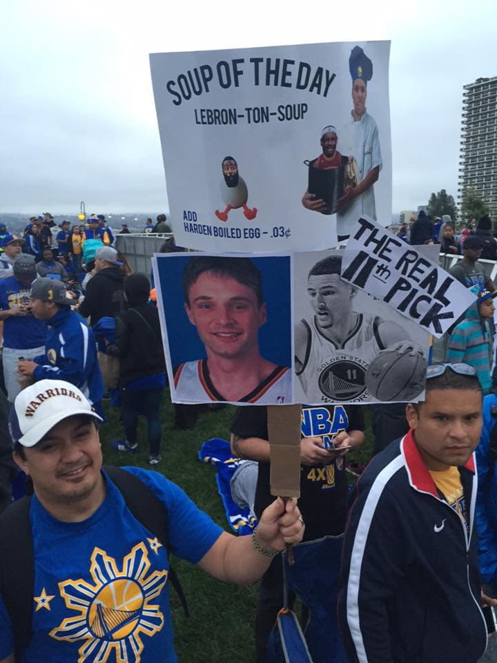 Las calles de Oakland se vistieron de amarillo y azul para festejar la victoria de los Golden State Warriors, quienes se coronaron campeones de la NBA, tras 40 años de buscar el campeonato. Miles de fanáticos abarrotaron la ruta, de 2 millas, para ver a los jugadores de los Warriors y celebrar junto a ellos la victoria.