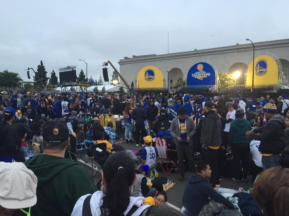 Las calles de Oakland se vistieron de amarillo y azul para festejar la victoria de los Golden State Warriors, quienes se coronaron campeones de la NBA, tras 40 años de buscar el campeonato. Miles de fanáticos abarrotaron la ruta, de 2 millas, para ver a los jugadores de los Warriors y celebrar junto a ellos la victoria.