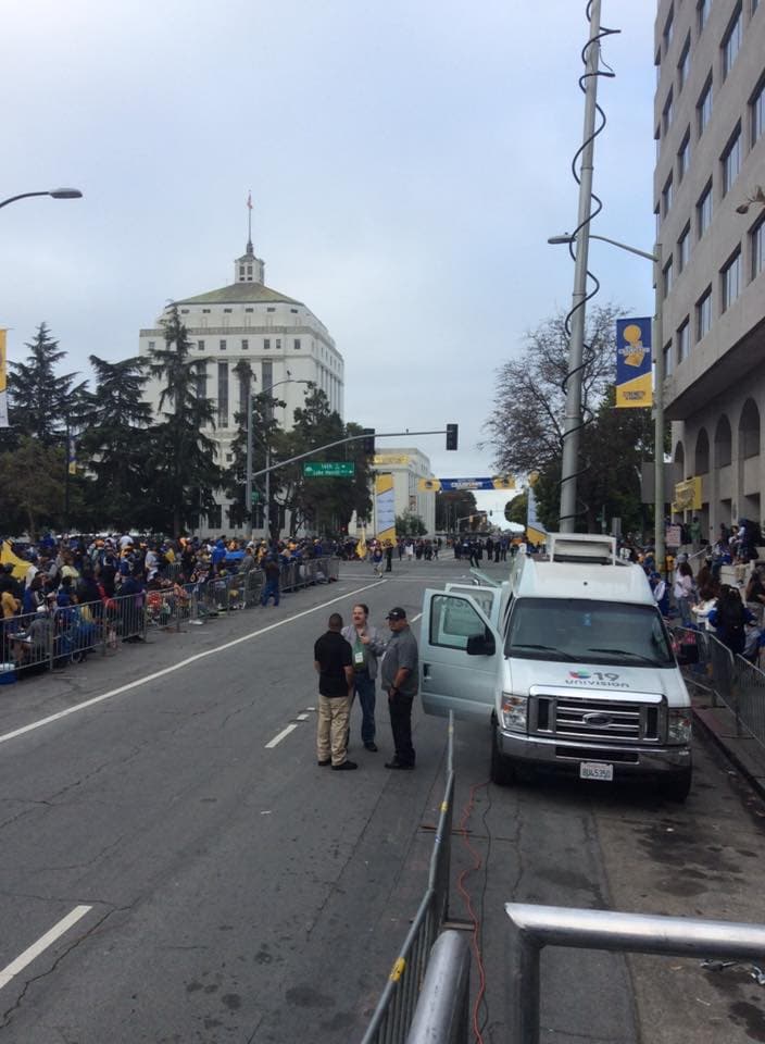 Las calles de Oakland se vistieron de amarillo y azul para festejar la victoria de los Golden State Warriors, quienes se coronaron campeones de la NBA, tras 40 años de buscar el campeonato. Miles de fanáticos abarrotaron la ruta, de 2 millas, para ver a los jugadores de los Warriors y celebrar junto a ellos la victoria.