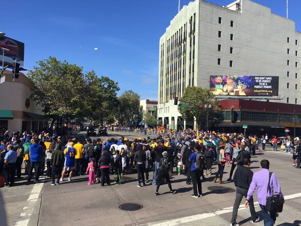 Las calles de Oakland se vistieron de amarillo y azul para festejar la victoria de los Golden State Warriors, quienes se coronaron campeones de la NBA, tras 40 años de buscar el campeonato. Miles de fanáticos abarrotaron la ruta, de 2 millas, para ver a los jugadores de los Warriors y celebrar junto a ellos la victoria.
